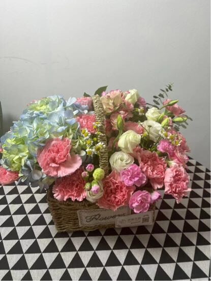 Cesto con 16 Garofani e 1 Ortensia - Profonda Gratitudine real bouquet photo