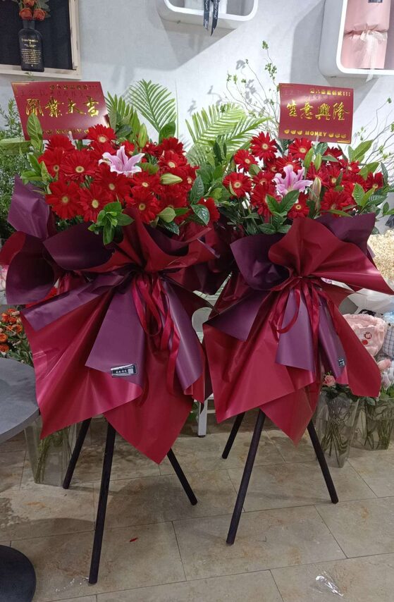 Supporto Floreale per Inaugurazione: Gerbere e Gigli – Per un Futuro Prospero real bouquet photo