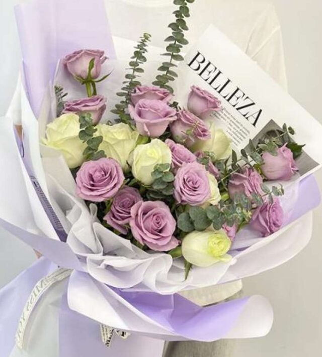 Bouquet di 21 Rose Viola e Bianche - Amore Celestiale real bouquet photo