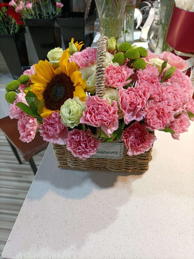 Cesto "Gratitudine Eterna": 2 Girasoli e 21 Garofani Rosa real bouquet photo