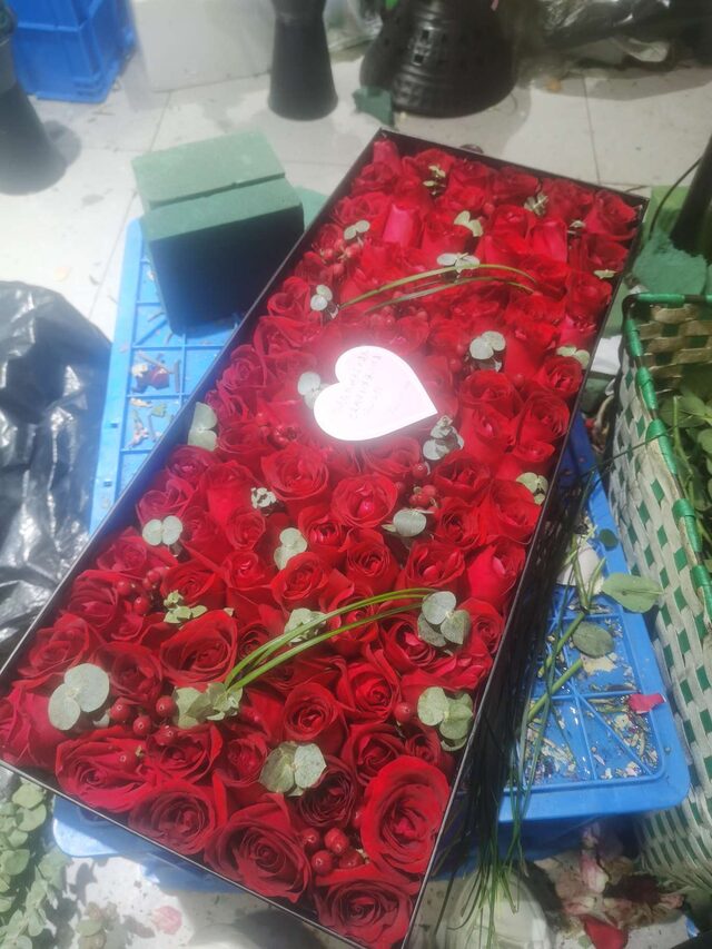 Box Regalo con 99 Rose Rosse - L'Icona dell'Amore real bouquet photo