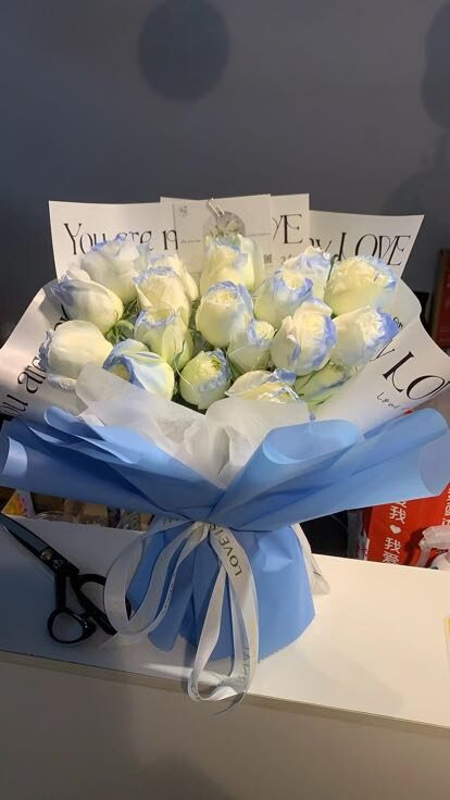 Bouquet di 19 Rose Blu Ghiaccio: Fresca Eleganza real bouquet photo