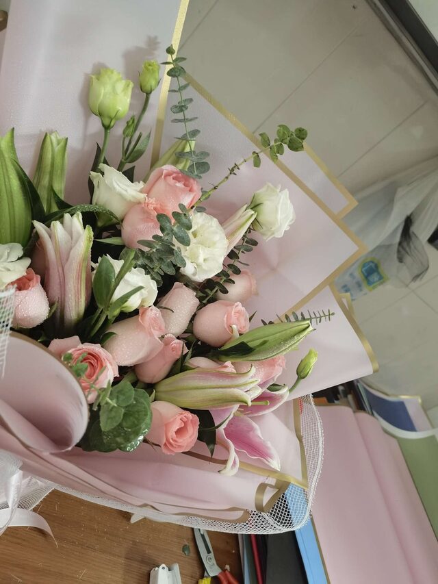 Bouquet di 18 Rose Rosa e Gigli - Dolce Calore real bouquet photo