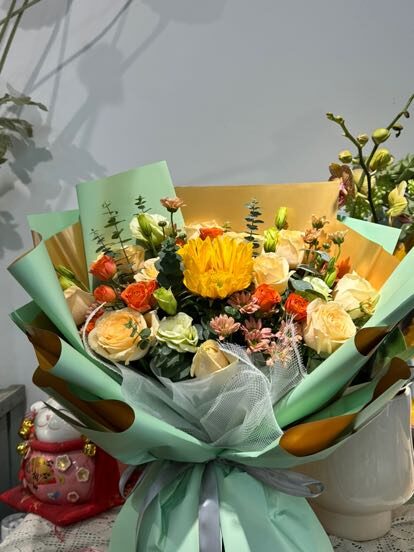 Bouquet "Momento Splendido": Girasole e Rose Champagne real bouquet photo