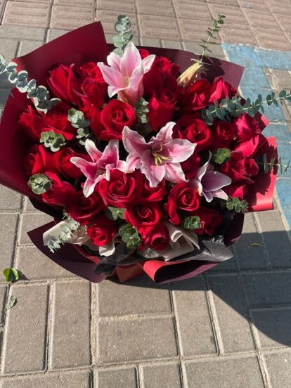 Splendore Fiorito: Bouquet di 36 Rose Rosse e Gigli real bouquet photo