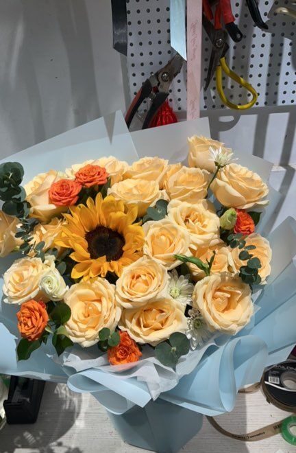 Bouquet Girasole e Rose Champagne - Splendore Solare real bouquet photo