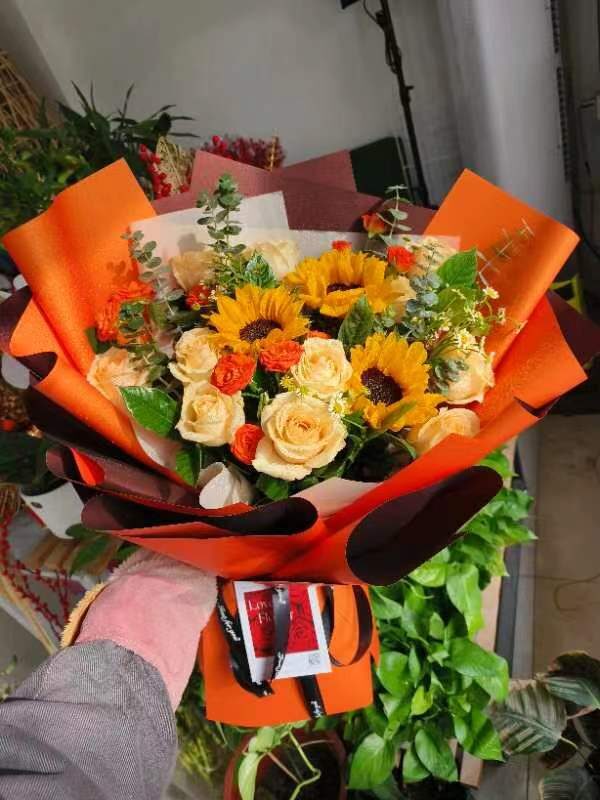 Bouquet 3 Girasoli e 11 Rose Champagne - Gioia Radiosa real bouquet photo