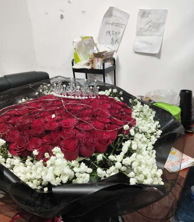 Bouquet di 99 Rose Rosse: Un Trionfo di Romanticismo Regale real bouquet photo