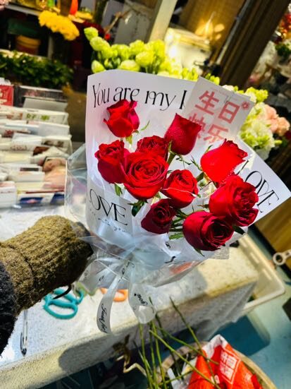 Bouquet di 11 Rose Rosse - Una Dichiarazione Audace real bouquet photo