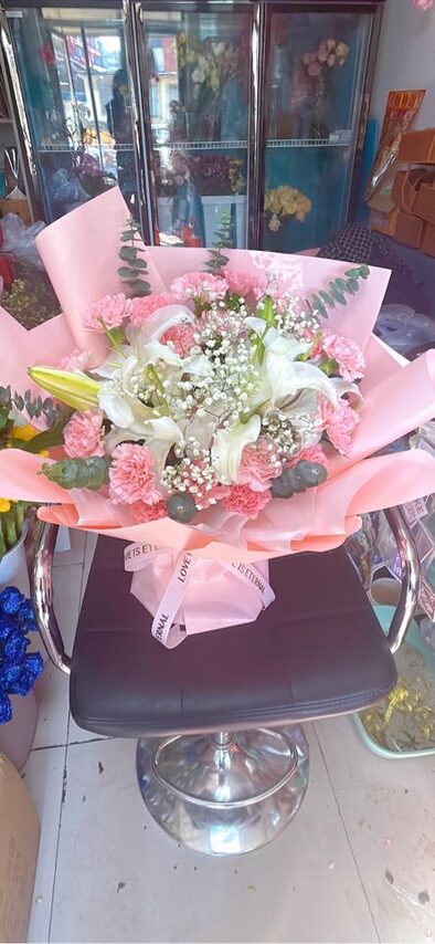 Mazzo 19 Garofani Rosa e 2 Gigli - Pura Grazia real bouquet photo