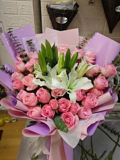 Bouquet di 33 Rose Rosa e 8 Gigli - Devozione Eterna real bouquet photo