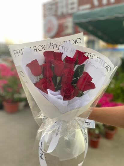 Bouquet di 11 Rose Rosse - Una Dichiarazione Audace real bouquet photo