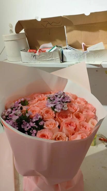 33 Rose Rosa Diana: L'Essenza dell'Amore Puro real bouquet photo