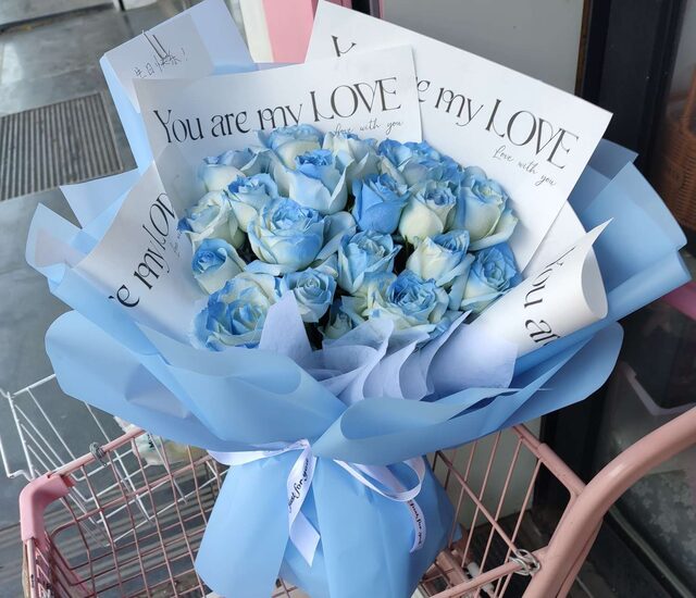 Bouquet di 19 Rose Blu Ghiaccio: Fresca Eleganza real bouquet photo