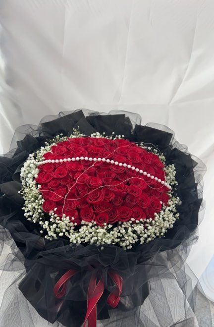 Bouquet di 99 Rose Rosse: Un Trionfo di Romanticismo Regale real bouquet photo