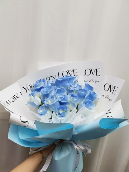 Bouquet di 19 Rose Blu Ghiaccio: Fresca Eleganza real bouquet photo