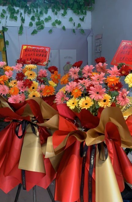 Gerbere Rosse & Oro per Inaugurazioni: Ricchezza e Fortuna real bouquet photo
