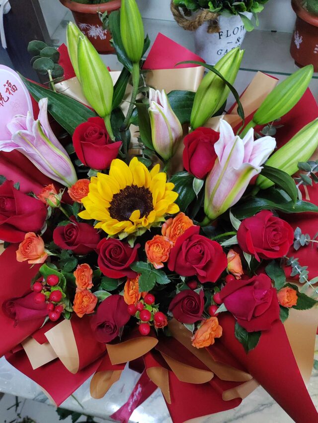 Esplosione di Gioia: Mazzo da 14 Steli con Rose, Gigli e Girasoli real bouquet photo