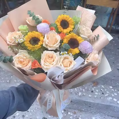 Mazzo di Girasoli e Rose Champagne - Caldo Splendore real bouquet photo