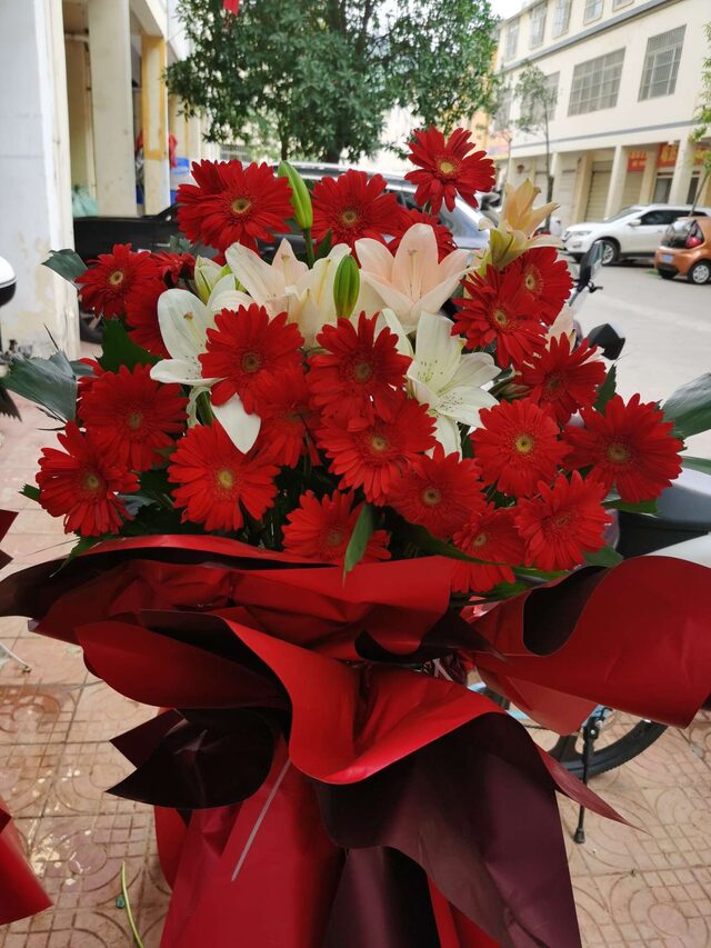 Supporto Floreale per Inaugurazione: Gerbere e Gigli – Per un Futuro Prospero real bouquet photo