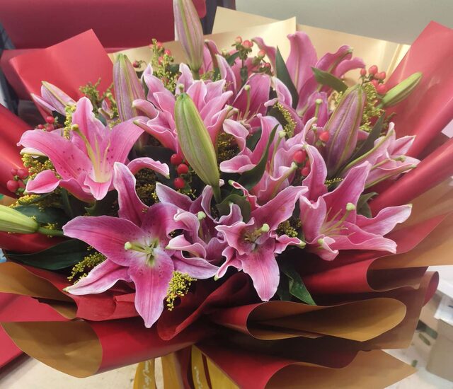 Bouquet di 19 Gigli Rosa - Eleganza Radiosa real bouquet photo