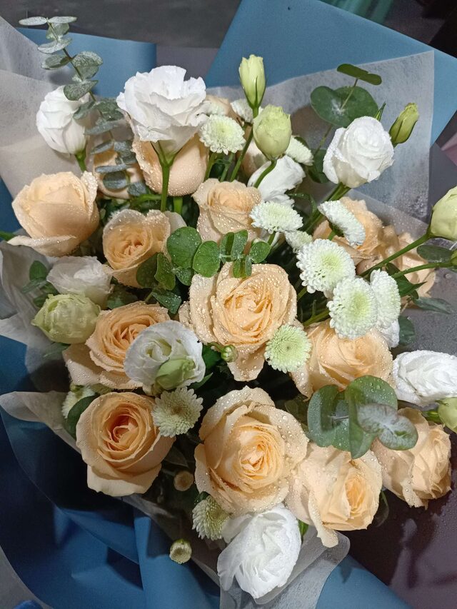 Bouquet di 9 Rose Champagne - Eleganza Senza Tempo real bouquet photo