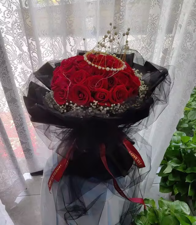Bouquet di 99 Rose Rosse: Eleganza Senza Tempo real bouquet photo