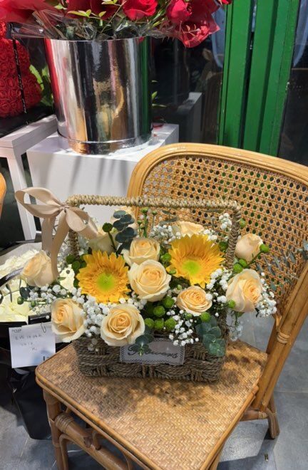 Cesto di Fiori 'Prima Impressione': 2 Girasoli e 11 Rose Champagne real bouquet photo