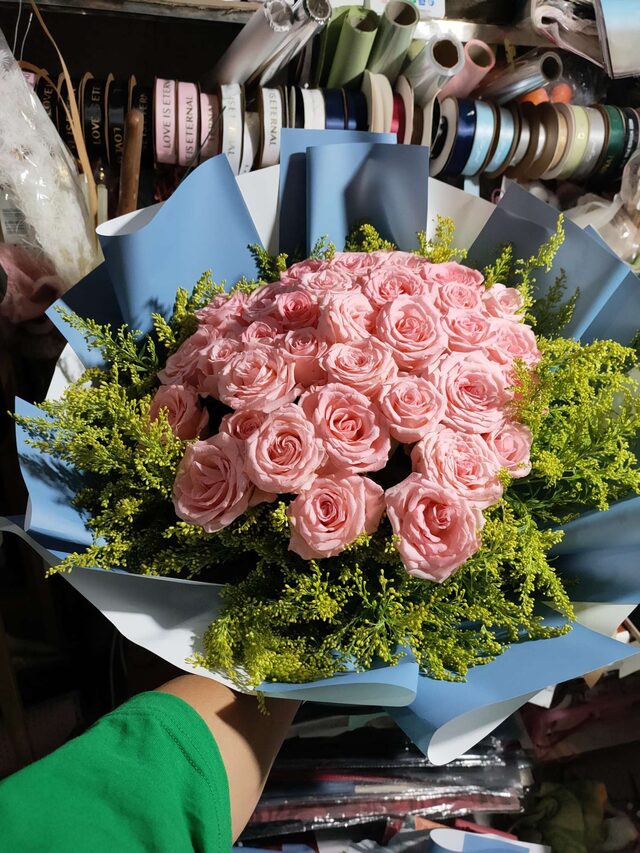 Bouquet di 33 Rose Rosa: Tenero Affetto real bouquet photo