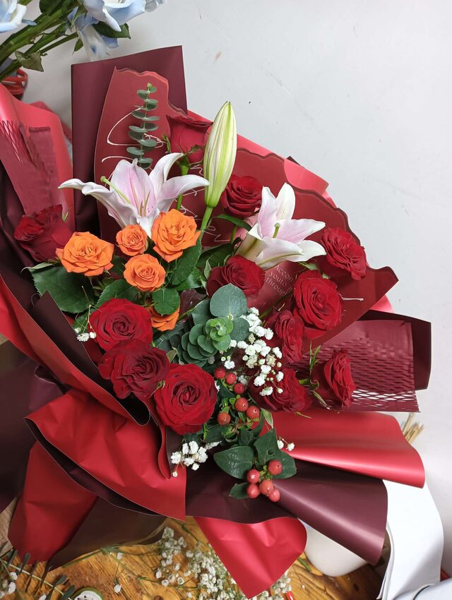 Bouquet di 11 Rose Rosse e 2 Gigli - Grazia Serena real bouquet photo
