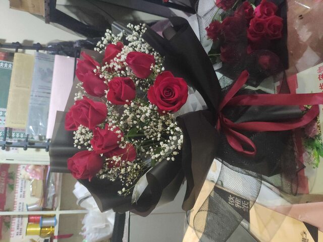 Bouquet di 11 Rose Rosse - Devozione Assoluta real bouquet photo