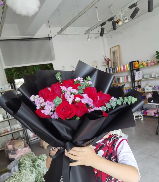 Bouquet di 19 Rose Rosse: Eterna Devozione real bouquet photo
