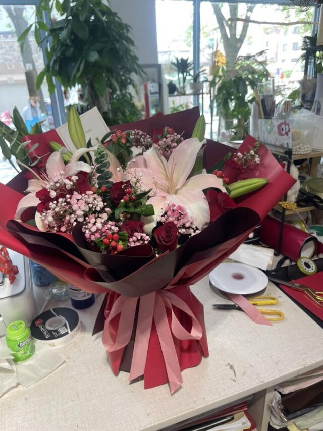 Bouquet di 11 Rose Rosse e 2 Gigli - Grazia Serena real bouquet photo