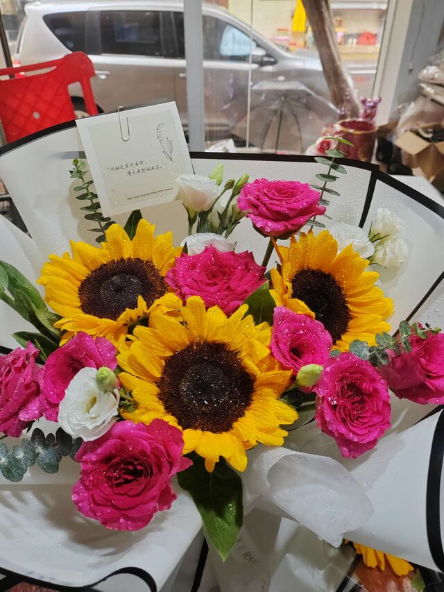 Bouquet di 22 Rose e Girasoli – Pura Devozione real bouquet photo