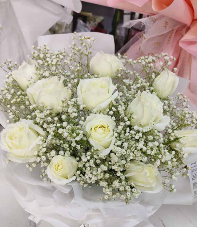 Bouquet di 16 Rose Bianche - Devozione Pura real bouquet photo