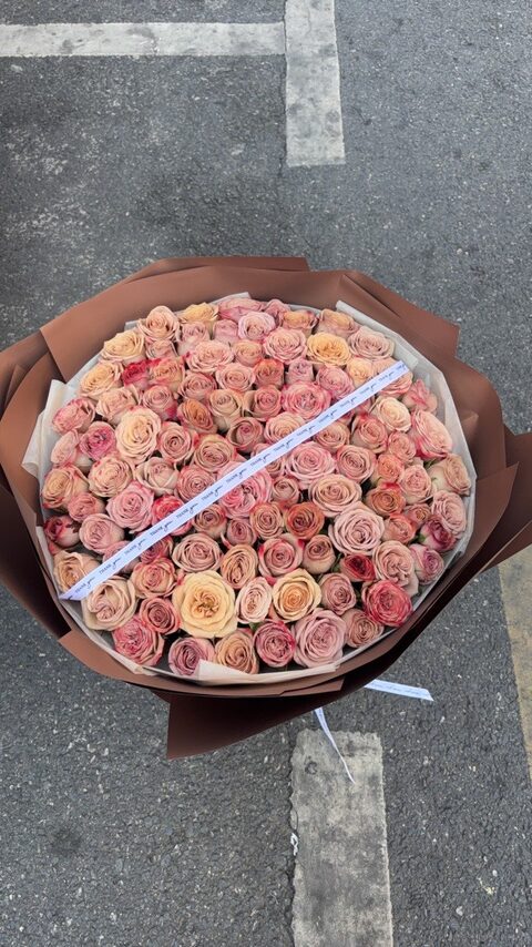 Bouquet di 99 Rose Cappuccino: Eleganza Suprema real bouquet photo