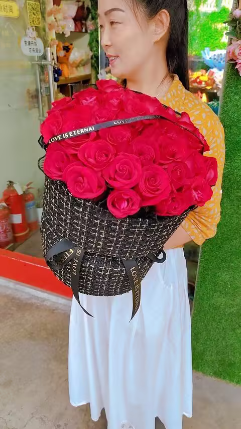 Bouquet di 33 Rose Rosse - Sussurri Romantici real bouquet photo