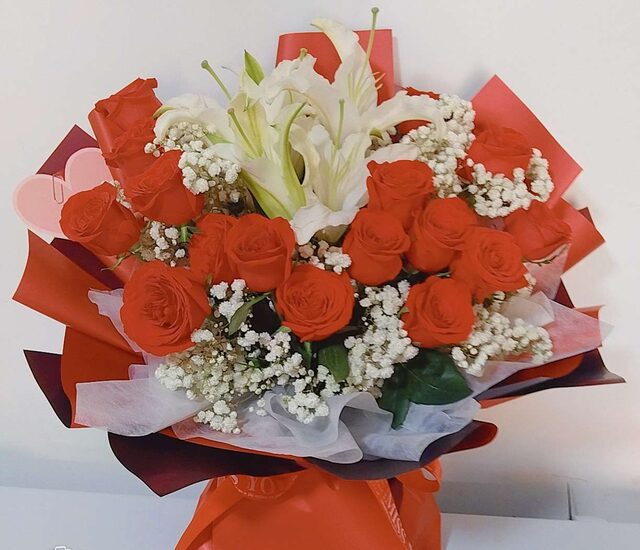 Bouquet da 22 Steli di Rose Rosse e Gigli - Gioia e Armonia real bouquet photo