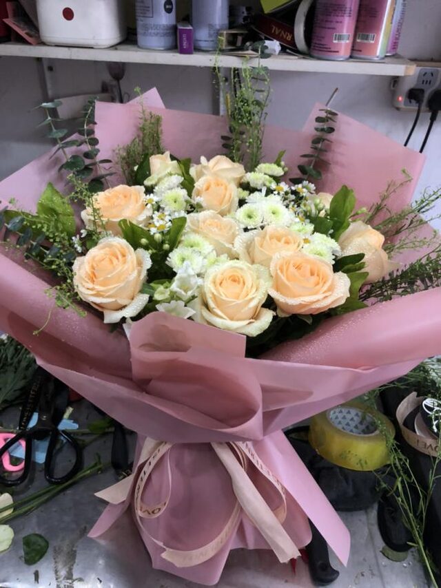 Bouquet di 11 Rose Champagne e Margherite "Soffio Delicato" real bouquet photo