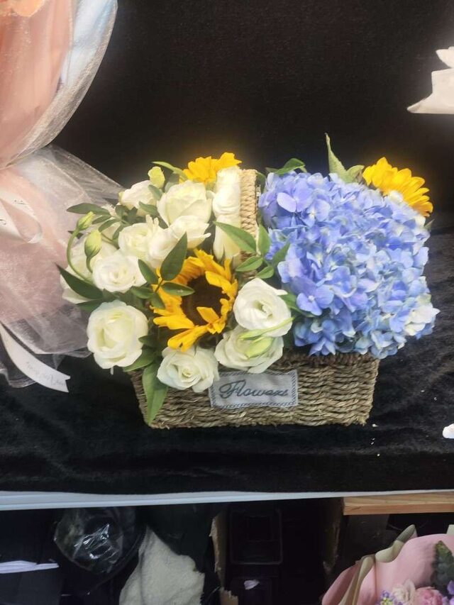 Cesto Fiorito: Ortensie, Rose e Girasoli - Radiosità Naturale real bouquet photo