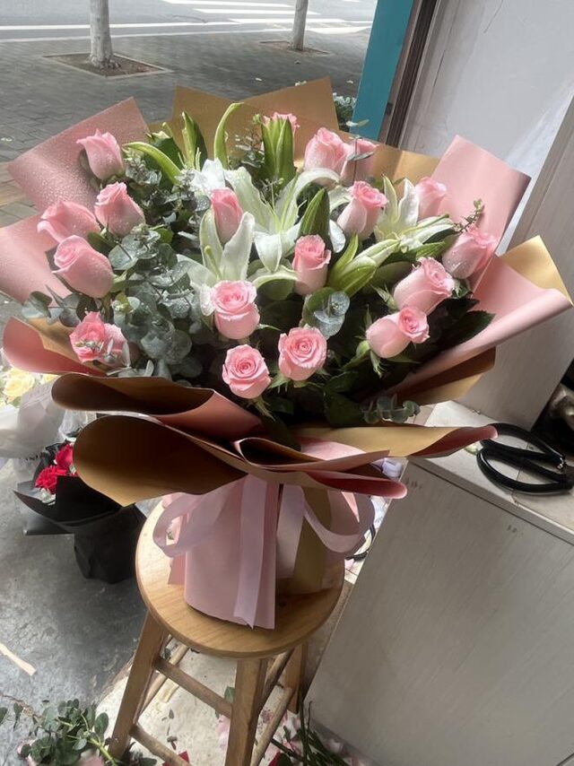 Bouquet di 19 Rose Rosa e 11 Gigli – Dolce Romanza real bouquet photo