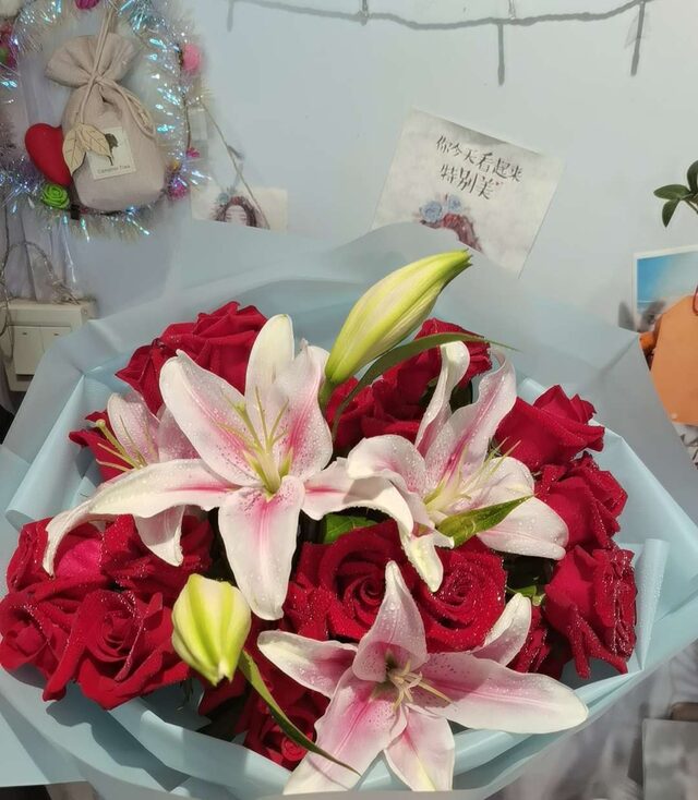 Bouquet con 16 Rose Rosse e 3 Gigli - Gioia Vibrante real bouquet photo