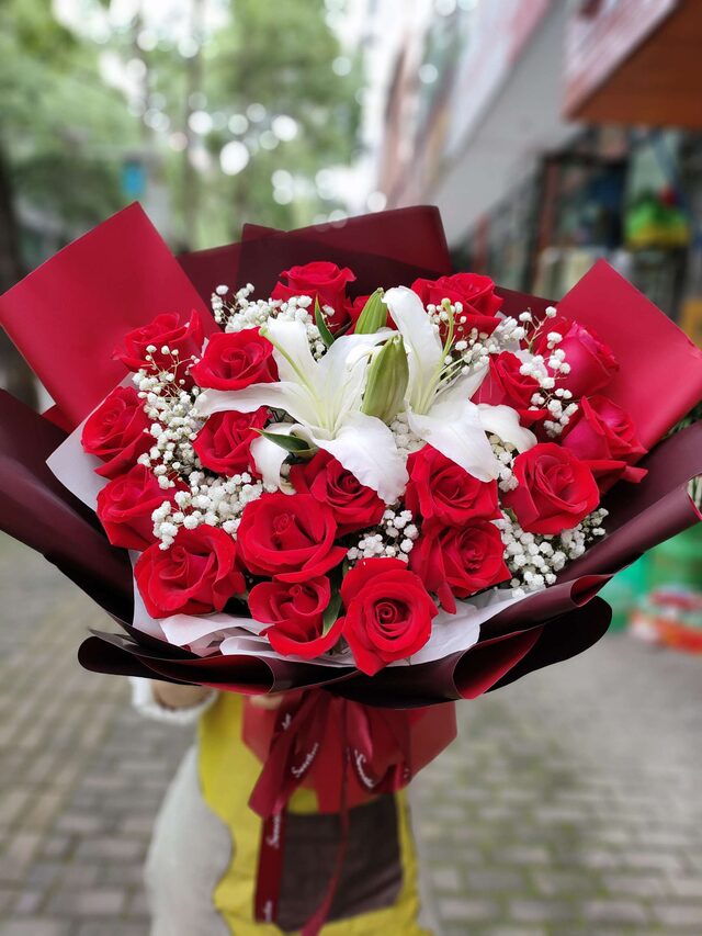 Bouquet da 22 Steli di Rose Rosse e Gigli - Gioia e Armonia real bouquet photo