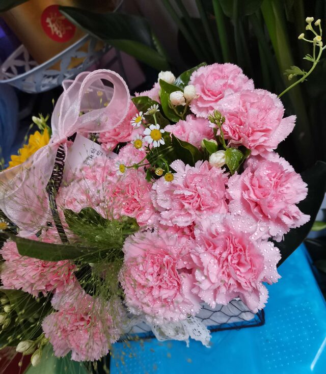 Cesto "Gratitudine Eterna": 2 Girasoli e 21 Garofani Rosa real bouquet photo