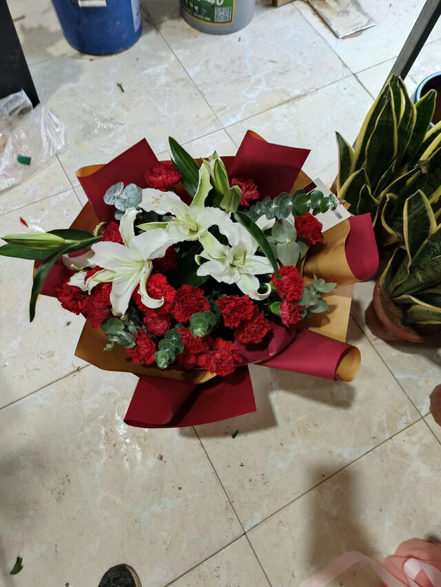 19 Garofani Rossi e 2 Gigli Bianchi: Un Bouquet di Eterna Eleganza real bouquet photo