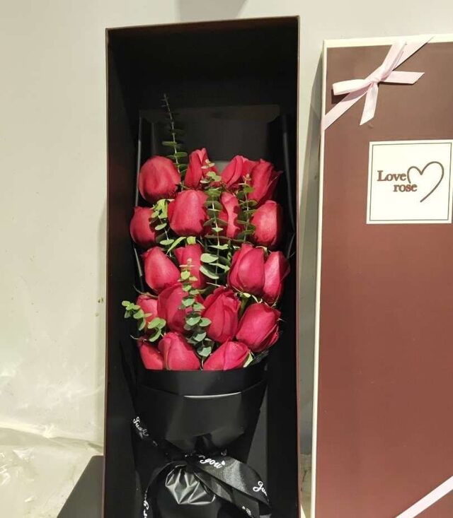 19 Rose Premium in Scatola: Eleganza e Devozione real bouquet photo