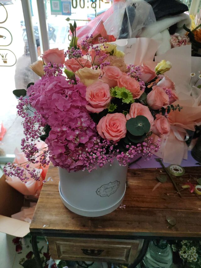 Eleganza Senza Tempo: Secchiello Coccole con Ortensia e Rose real bouquet photo