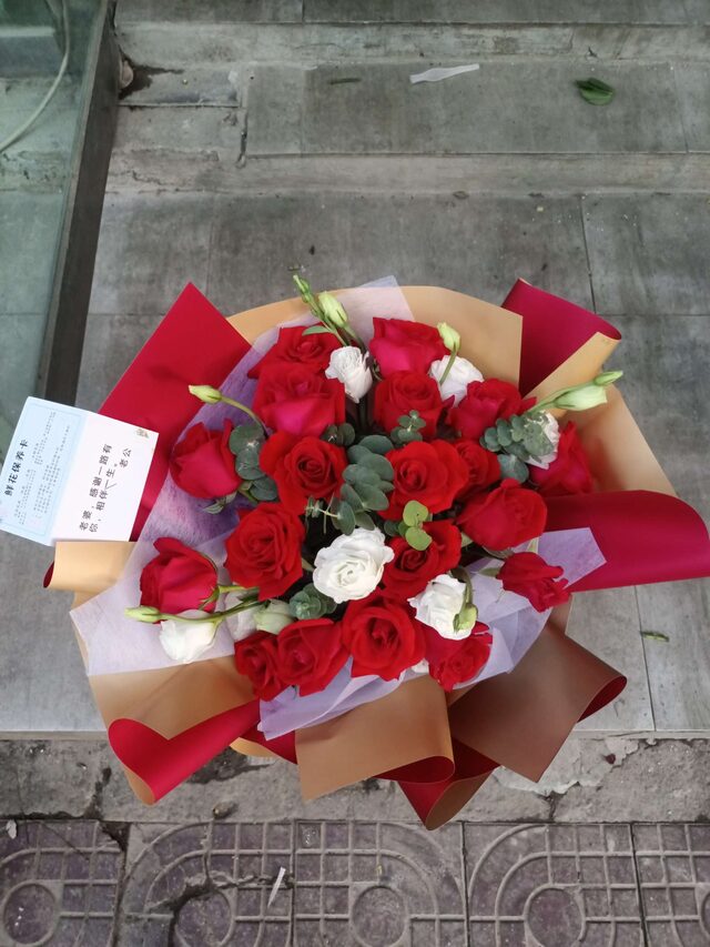 Bouquet di 19 Rose Rosse - Affetto Senza Tempo real bouquet photo