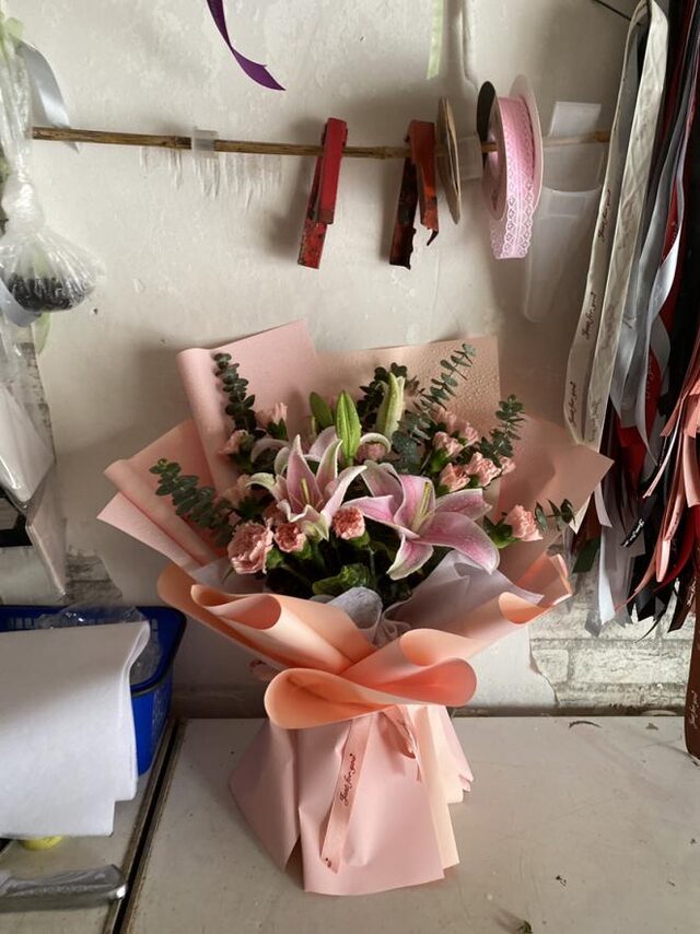 Bouquet di 25 Garofani e Gigli - Pura Gratitudine real bouquet photo
