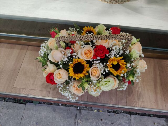 Cesto di fiori con 3 Girasoli e 21 Rose Champagne - Desideri Dorati real bouquet photo